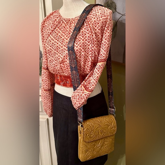 NWT Patricia Nash “Balluri” Medium Crossbody in Biscuit w/ extra shoulder strap. - Picture 14 of 16